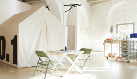 A Base Milano, un fuorisalone nomade senza fondamenta. Convincono i presupposti del design d’emergenza, ma l’obiettivo finale sfugge